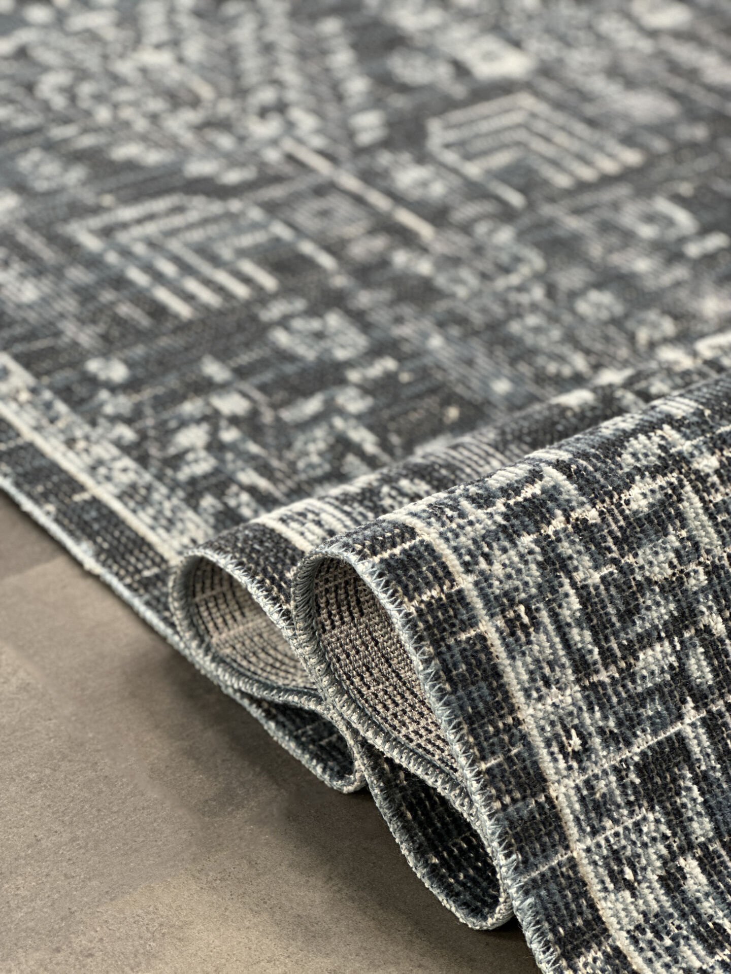 Woolen History Eskitme Desen Halı 8703 LACİVERT