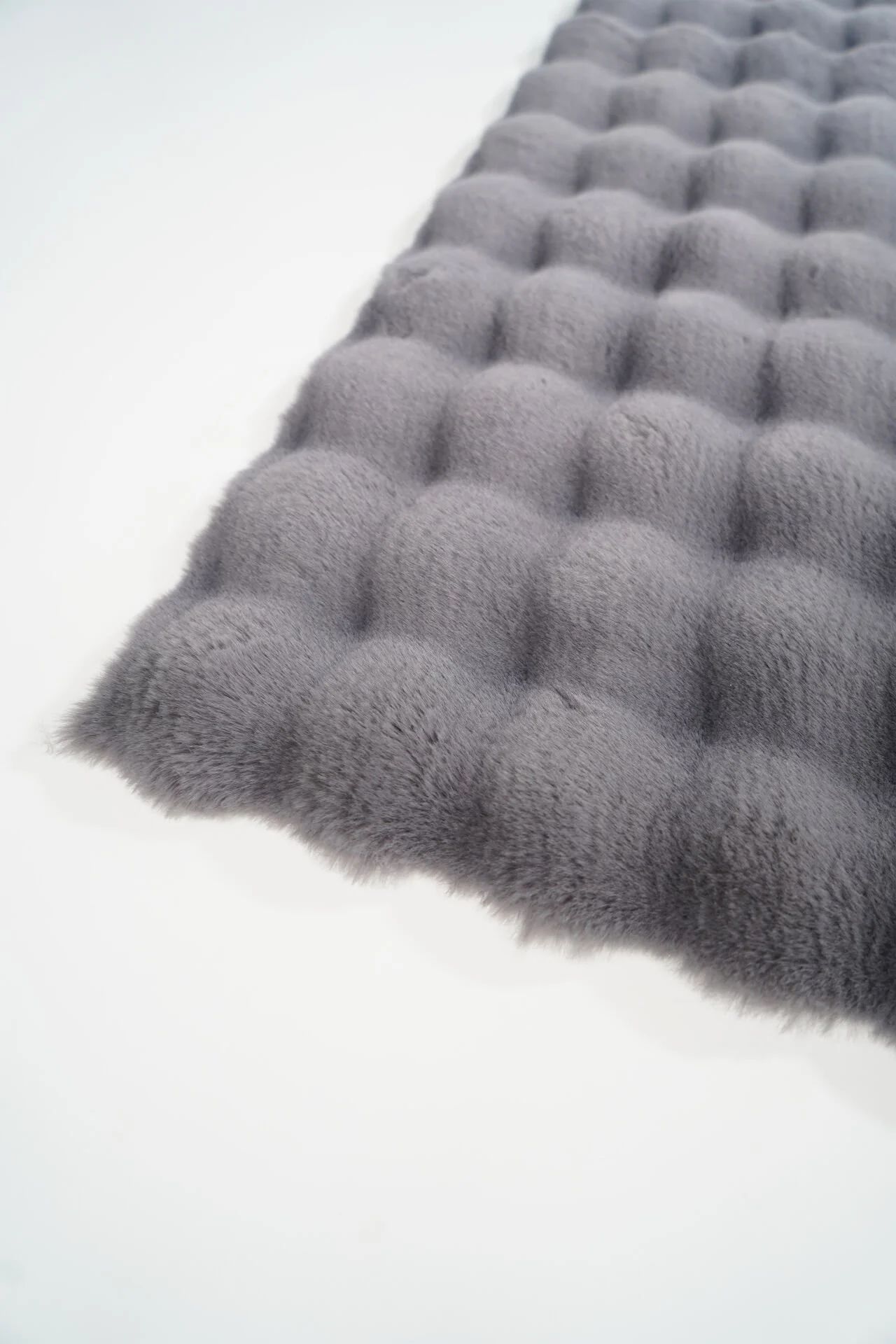 Prizma Halı Bubble Peluş Halı Füme Düz Kesim